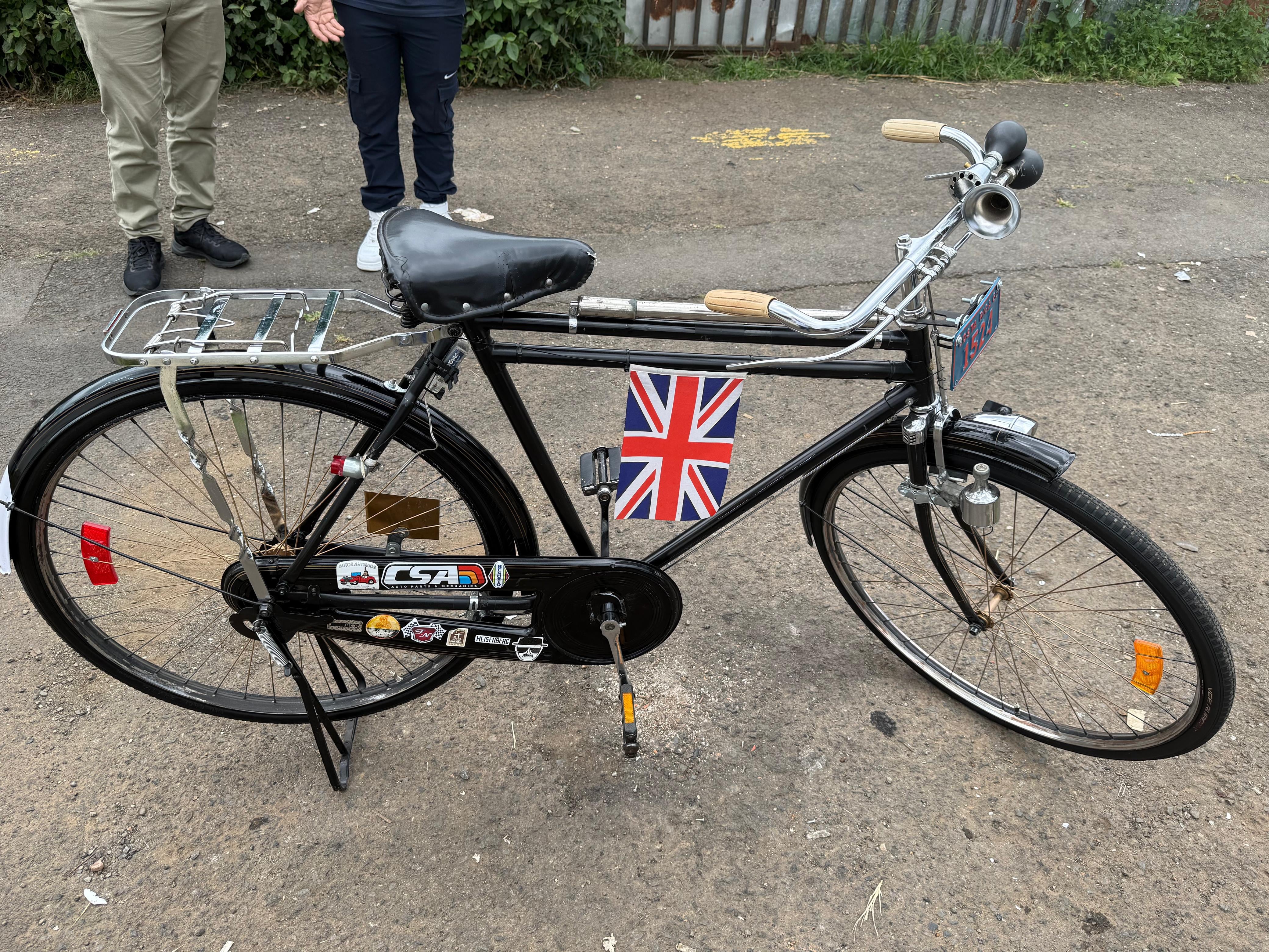 Alajueliteño Ángel Núñez maneja dos bicicletas que tienen placas metálicas las cuales son un recuerdo de la época en que las bicicletas también debían estar inscritas para circular por Costa Rica.