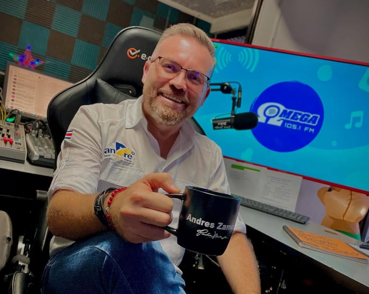 Andrés Zamora, "Padre Mix", locutor de radio Omega en Teletón.