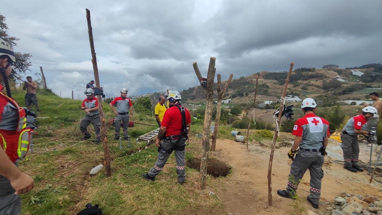 Rescate de hombres que cayeron dentro de pozo en Tierra Blanca de Cartago. Foto cruz Roja