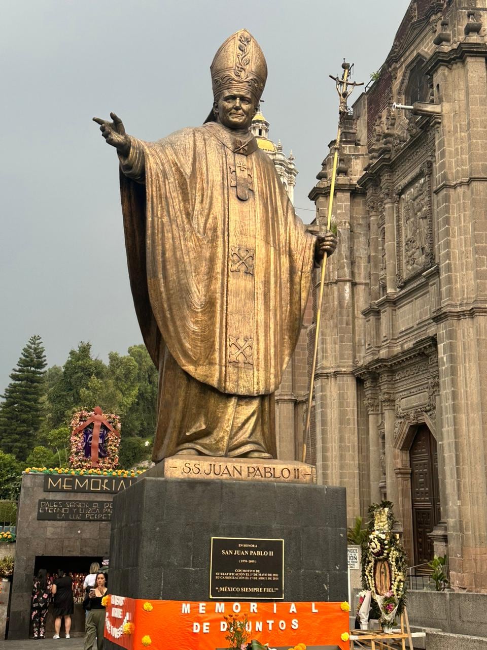 Juan Pablo II se declaró devoto de la Virgen de Guadalupe y por eso lo recuerdan en el lugar con esta enorme estatua.