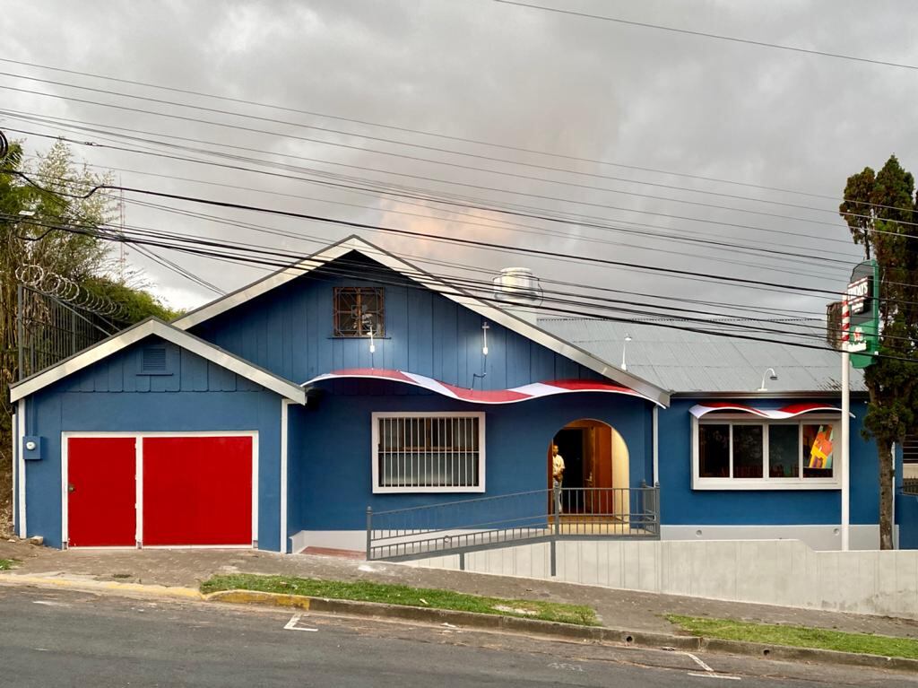 Don Carlos Felipe Huezo confirma que su restaurante Friday's está en venta