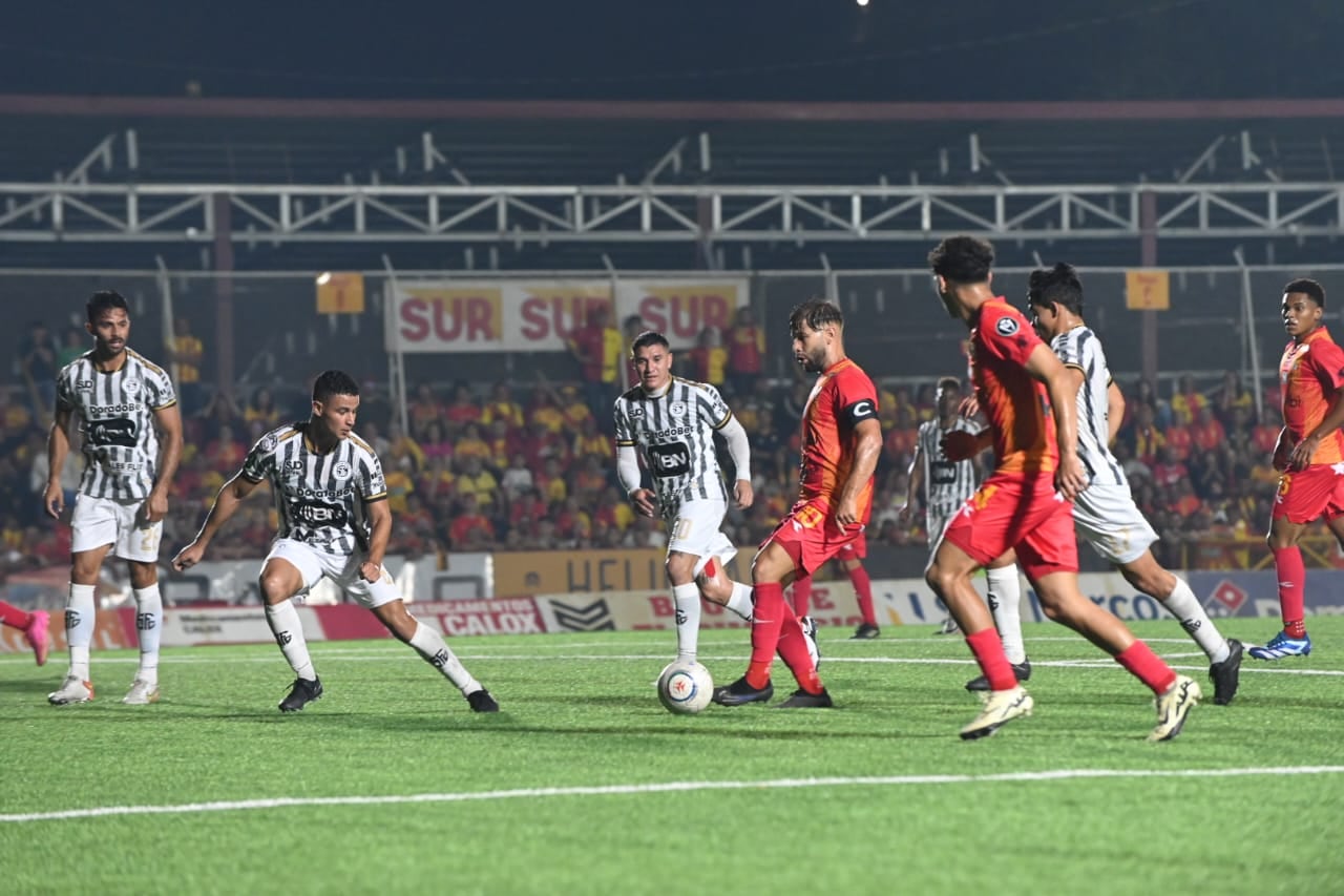 Herediano abrió el marcador muy rápido contra Sporting, tras un pase de Elías Aguilar para Andy Rojas.