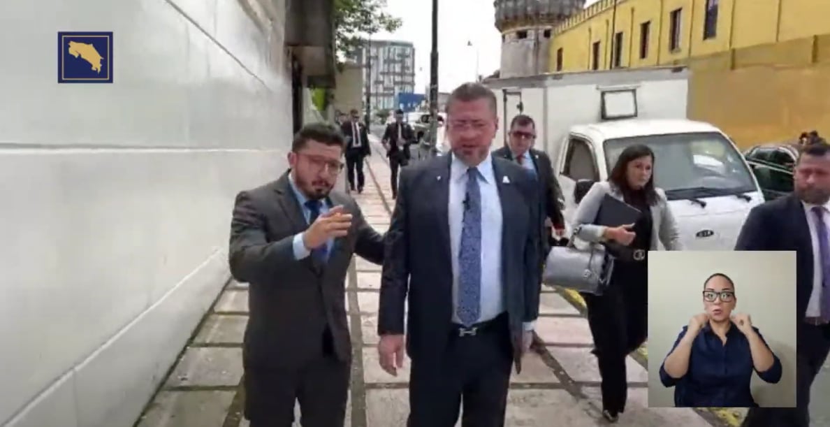 El jefe de prensa de Casa Presidencial Luis Carlos Monge hizo pasar un momento incómodo al presidente Rodrigo Chaves.