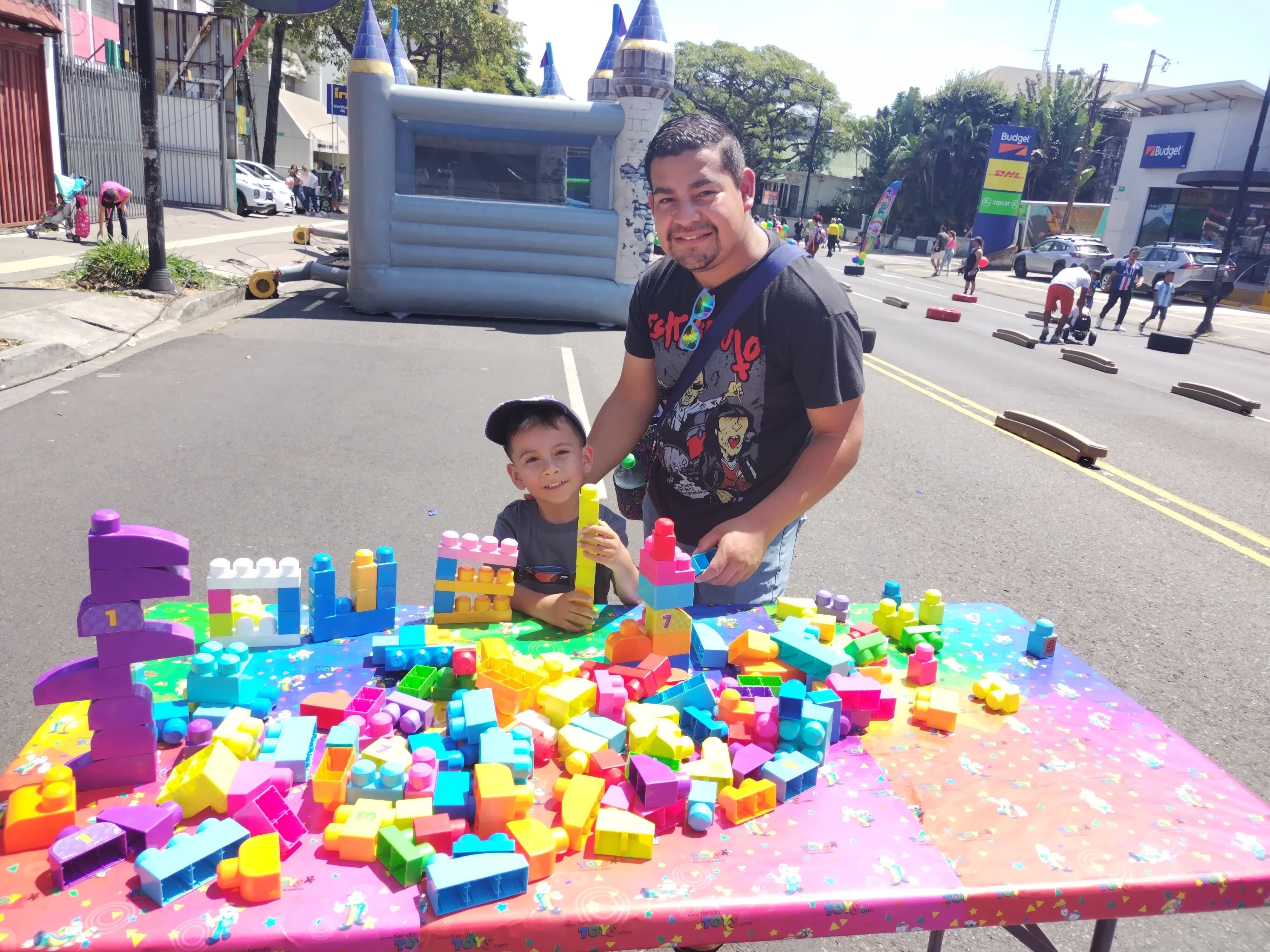 Aprovechamos los “Domingos familiares sin humo” que organiza la municipalidad de San José en el Paseo Colón para averiguar qué tan informadas están las familias sobre los reales riesgos para la salud que provoca el vapeo. En la foto, Rommel Salcedo quien aprovechó para jugar legos con su hijo Owen de 4 años.