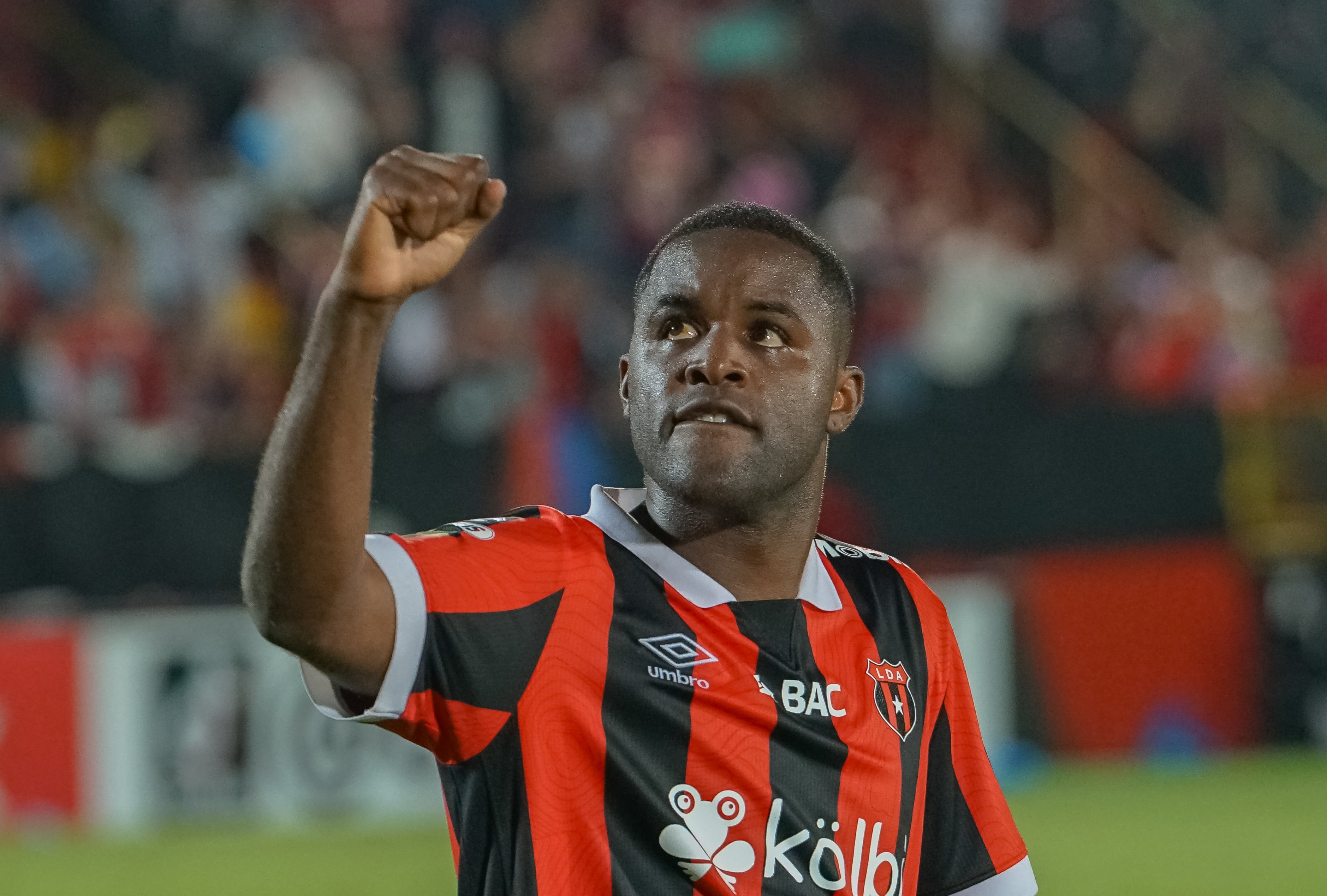 Las tomas televisivas evidenciaron que no hubo doble toque en el último penal de Liga Deportiva Alajuelense, cobrado por Joel Campbell.