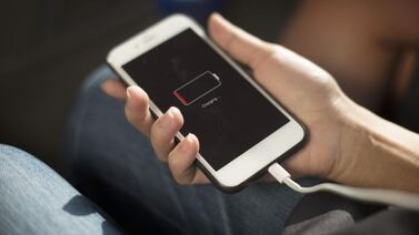 ¿Qué conectar primero al cargar el celular? La respuesta sobre este dilema le sorprenderá