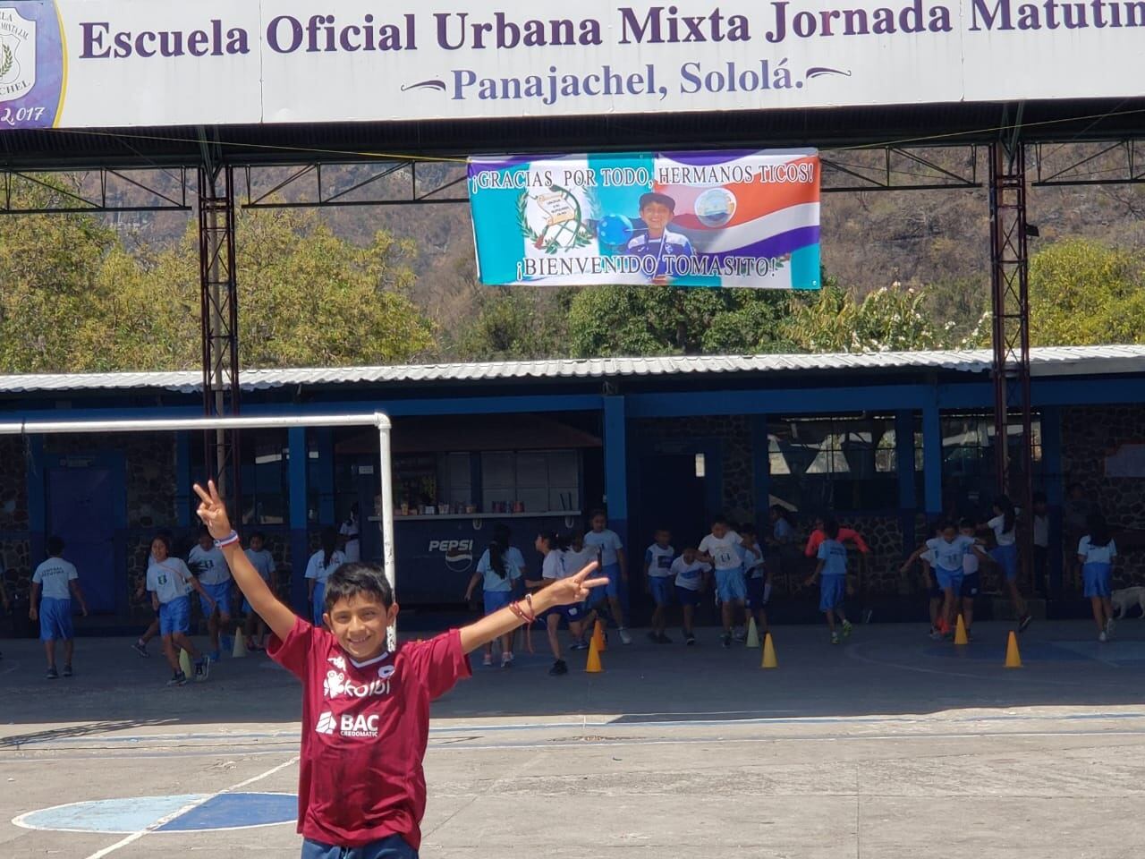 Tomasito recibido como estrella de rock en Guatemala