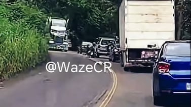 (Video) ¡Se salvó por centímetros! Motociclista cayó frente a tráiler en la Interamericana Sur
