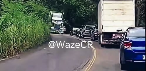 Un motociclista se salvó de milagro en la Interamericana Sur