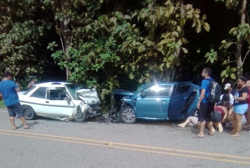 Al parecer, dos de los vehículos chocaron de frente. Foto cortesía.