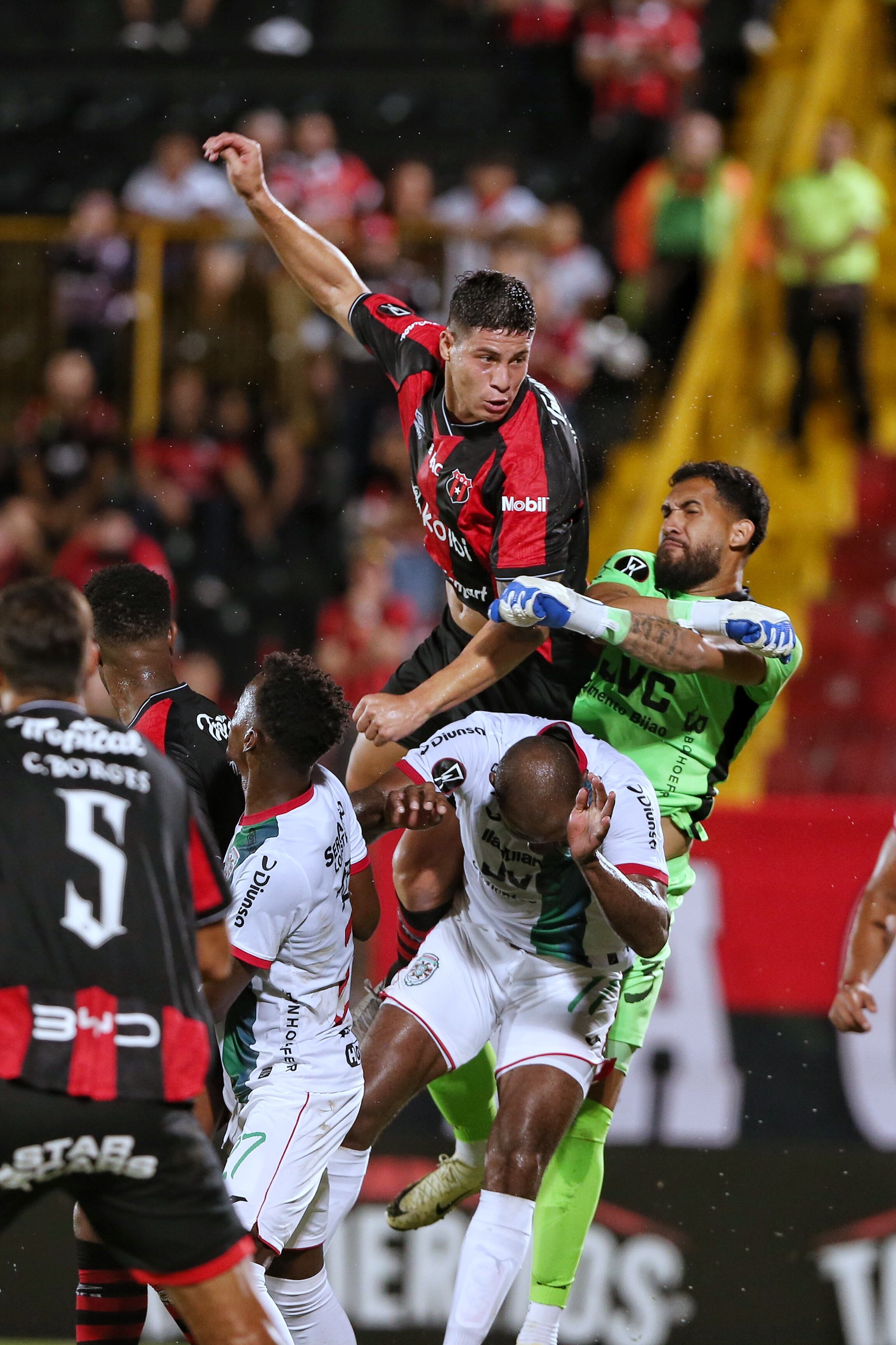 23/07/2024/ Juego entre Liga Deportiva Alajuelense vs CD Marathón por la CONCACAF Center American Club 2024 en el estadio Alejandro Morera Soto  / Foto John Durán