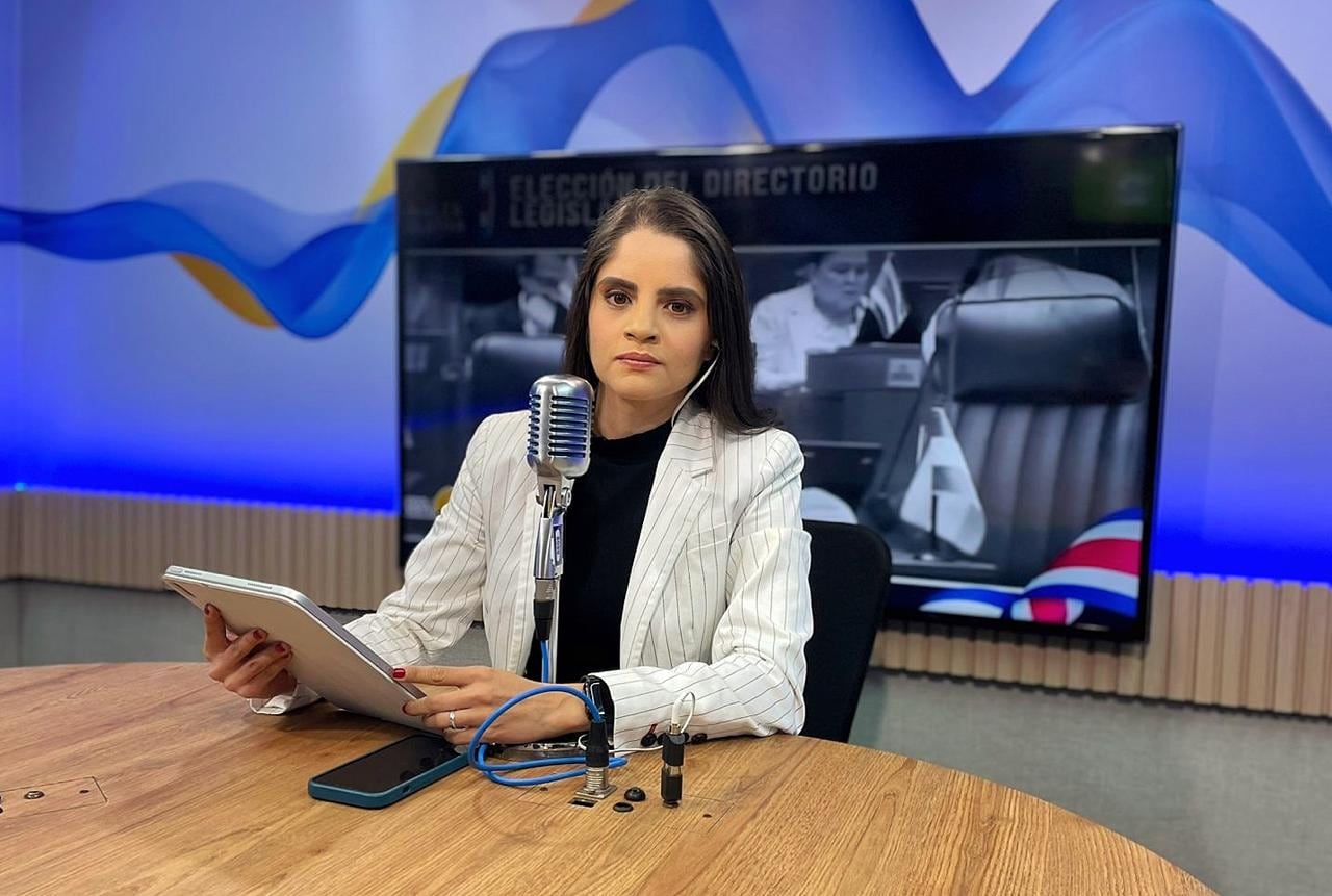 La radio en Costa Rica está viviendo una revolución silenciosa, pero imparable. Radio Monumental (93.5 FM) ha dado un segundo paso al frente en la integración de la inteligencia artificial (IA) en sus noticieros. En la foto, Febe Cruz, directora de Noticias Monumental.