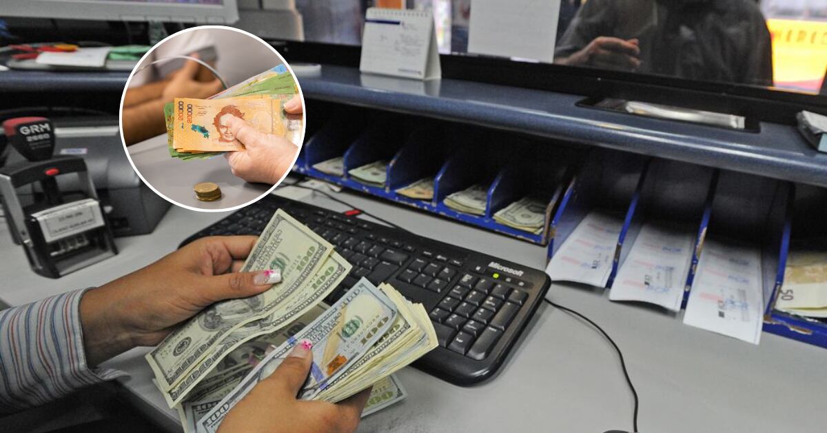 Manos de un cajero contando billetes de dólares en una ventanilla de cambio en Costa Rica, con billetes de colones en un recuadro.