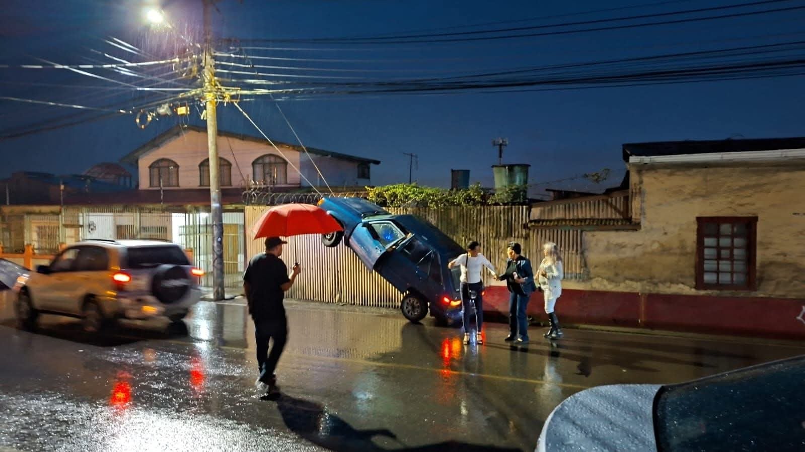 El carro quedó prácticamente montado sobre el cable de acero. Foto Cortesía.