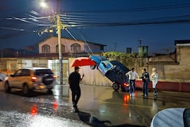 Impresionante imagen muestra cómo carro quedó montado sobre cable que sostiene poste en Cartago