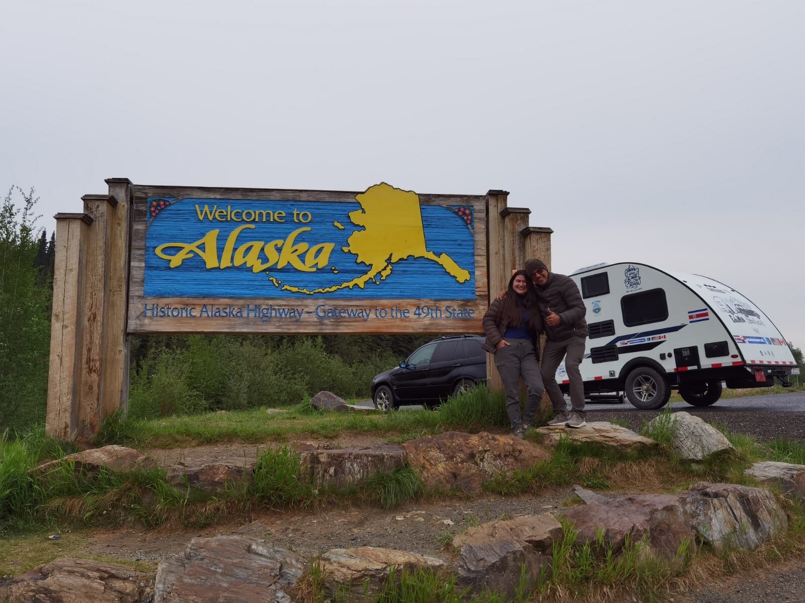 El matrimonio tico de Maureen Martínez Chacón y Eduardo Castro Muñoz, nos enseñan la Casa de Santa en Alaska.