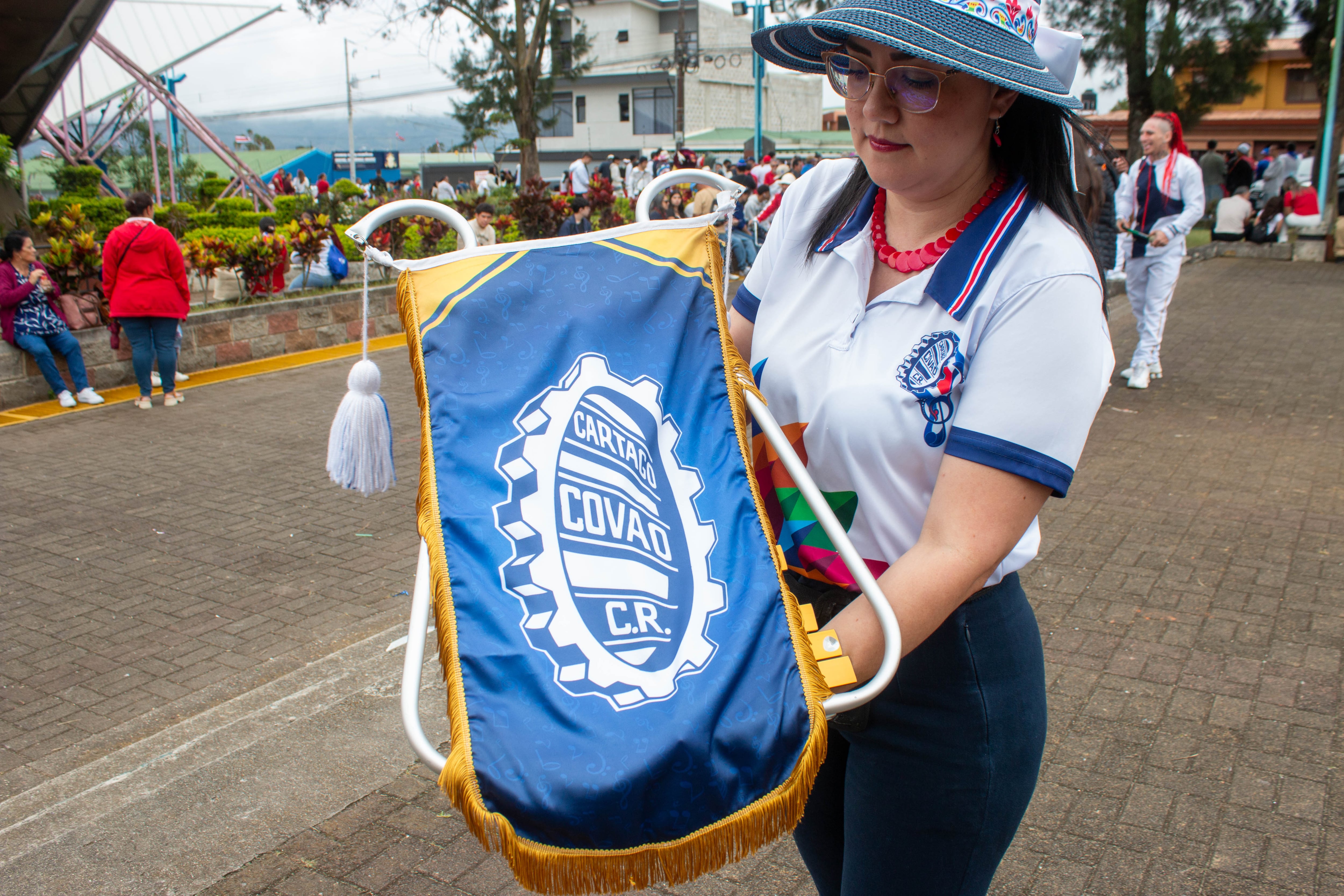Miriam muestra con mucho orgullo la lira que utiliza, luego de que su hija no continuara participando ella aprovechó el instrumento para unirse a la banda de exalumnos del COVAO. Foto: Juan Pablo Garita