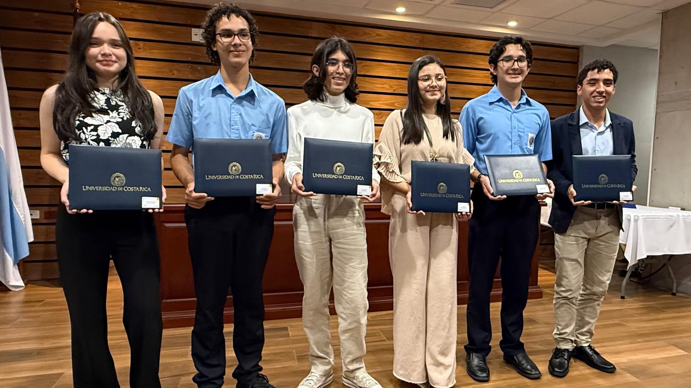 El martes 25 de noviembre del 2025 la UCR entregó reconocimientos a los mejores exámenes de admisión para el curso lectivo 2026. En la foto, todos los alumnos del Colegio Científico de Alajuela que lograron nota entre las 20 mejores, de izquierda a derecha, Andrea Evans, Alejandro Gollo, Luis Diego Rojas, Lusiana Fonseca y Pablo Pablo Midense y David Araya.