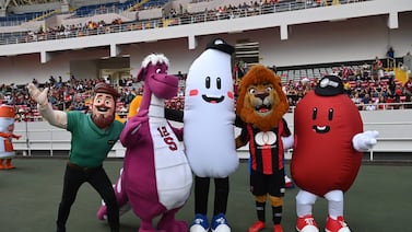 90 minutos de la vida empezaron con una emocionante carrera de botargas con un ganador inesperado