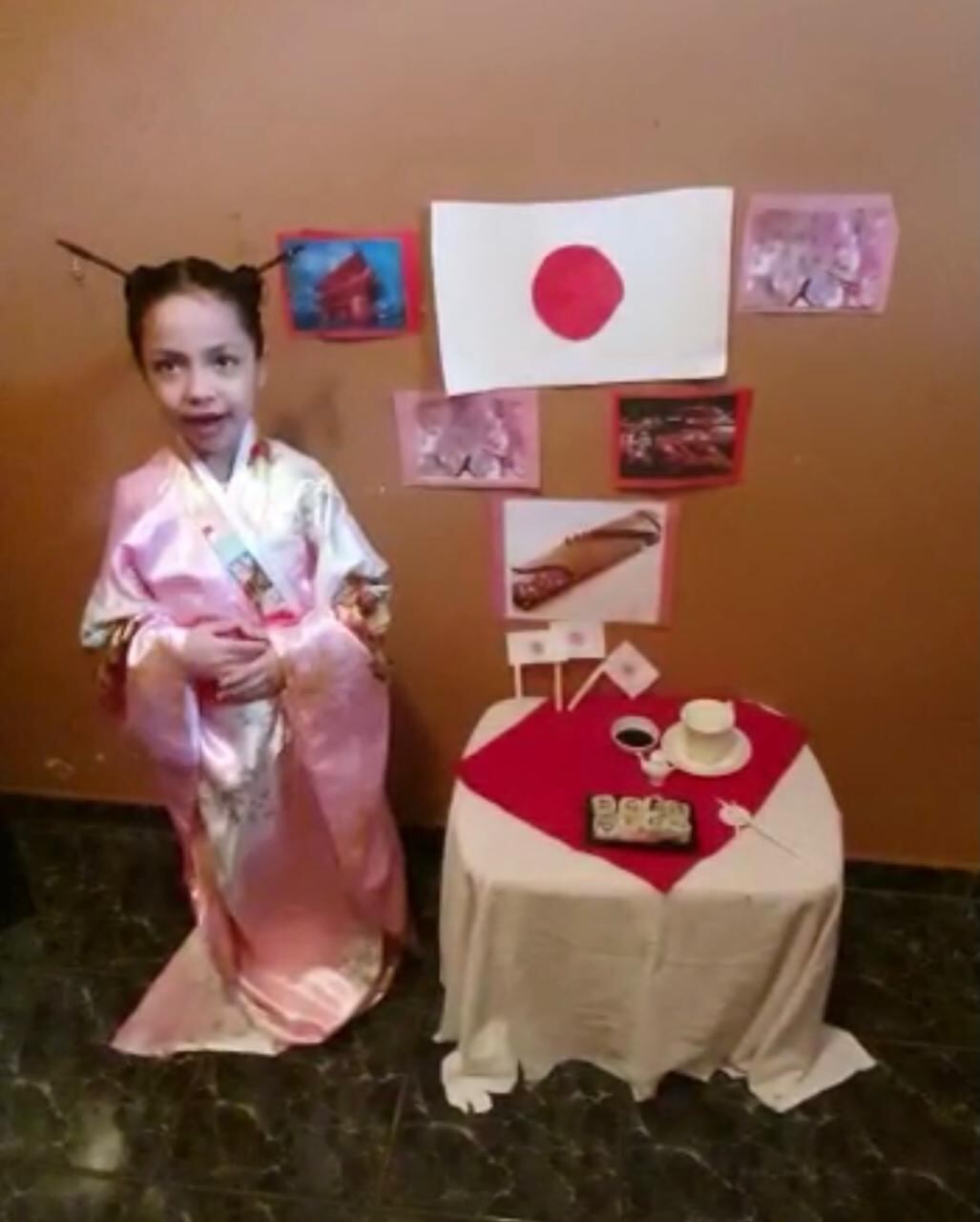 Los 18 alumnos del centro educativo Love at Work International Christian School de Alajuelita, estaban que no cabían de contentos cuando tuvieron que cumplir con la tarea para la celebración del 12 de octubre, Día de las Culturas, porque les tocó vestirse, cocinar y aprender tradiciones y cultura del país que ellos mismos decidieran.