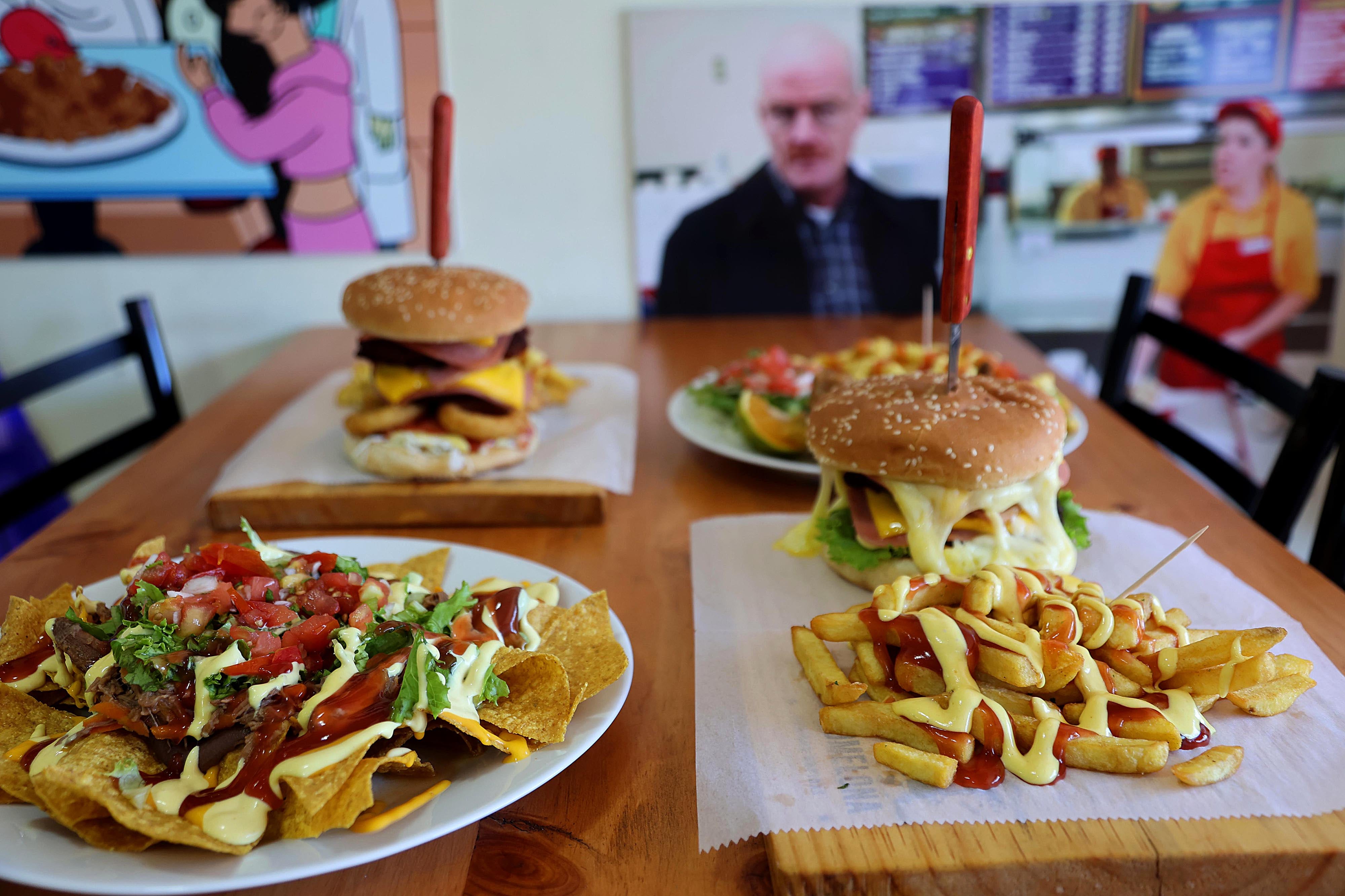 17/04/2024 Tejar del Guarco, Cartago. Soda La Comelona ofrece variado menú de comidas rápidas, incluyendo hamburguesas, papas fritas, nachos, canasta de chicharrones, etc. Foto: Rafael Pacheco Granados