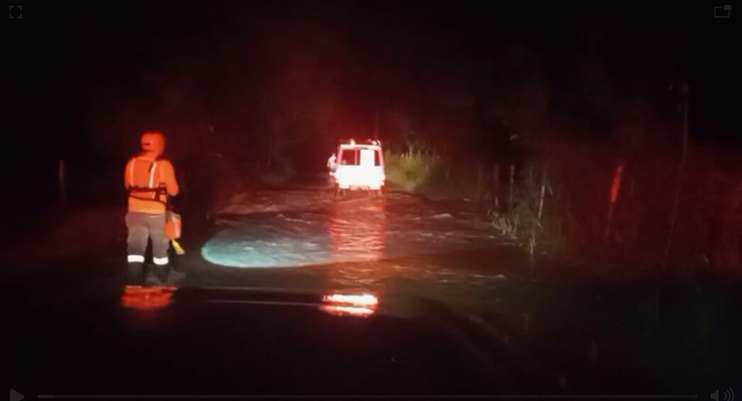 Vehículo es arrastrado por río en Quepos con tres personas dentro.