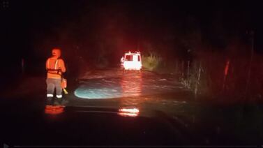 Vehículo con tres personas dentro es arrastrado por río en Quepos