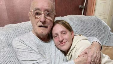 Fue adoptada de niña y cuando buscó a su familia biológica se encontró con algo inesperado