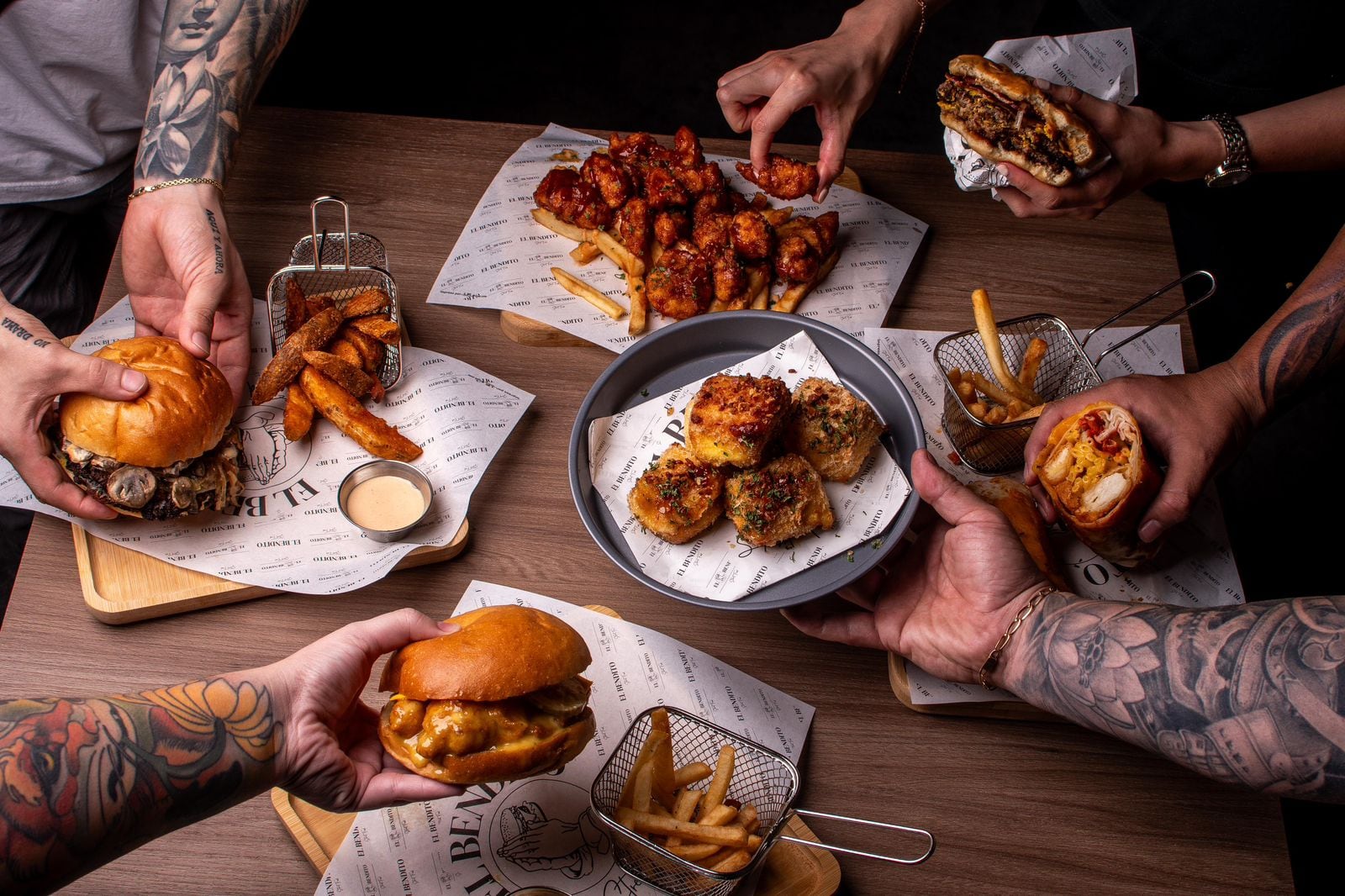 Guerra de Hamburguesas, nuestro reality show, ya tiene su primer finalista, se llama Dereck Sánchez Umaña, es vecino del barrio Zapote, tiene 24 años y ama cocinar prácticamente desde que nació. El sábado 2 de noviembre inauguró su negocito llamado El Bendito.