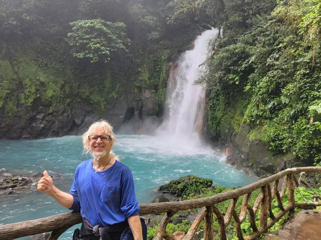 Michael Vangerov, de 67 años, reconocido por haber sido el guitarrista original de la banda internacional de rock Liquid Blue, murió al ser golpeado por rampa de bus de Tracopa en Osa. Foto: Tomada de redes sociales
