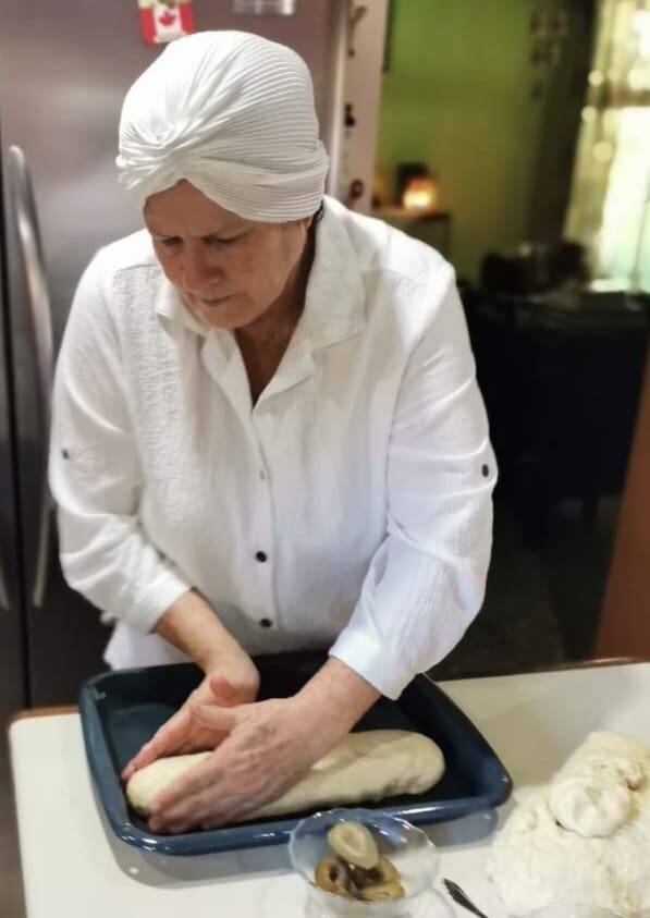Alba Retana Ureña, porque hace una miel de chiverre que sabe a cielo y otras delicias horneadas.