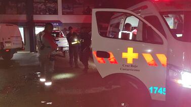 Hombre fue atacado a balazos cuando estaba sentado en una silla