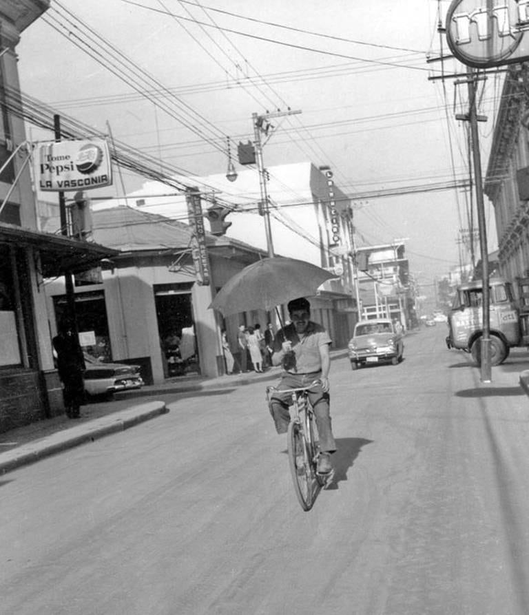 El 09 de agosto de 1962 un fuerte retumbo y una gran columna de vapor marcaron el inicio de lo que sería un nuevo ciclo eruptivo en el cráter principal del volcán Irazú, precisamente, siete meses después, pasada la 1:00 pm del 13 de marzo de 1963, una enorme nube de ceniza que se apreciaba desde distintos puntos del Valle Central anunciaba que el macizo del Irazú había entrado en erupción, periodo que se extendería hasta 1965.