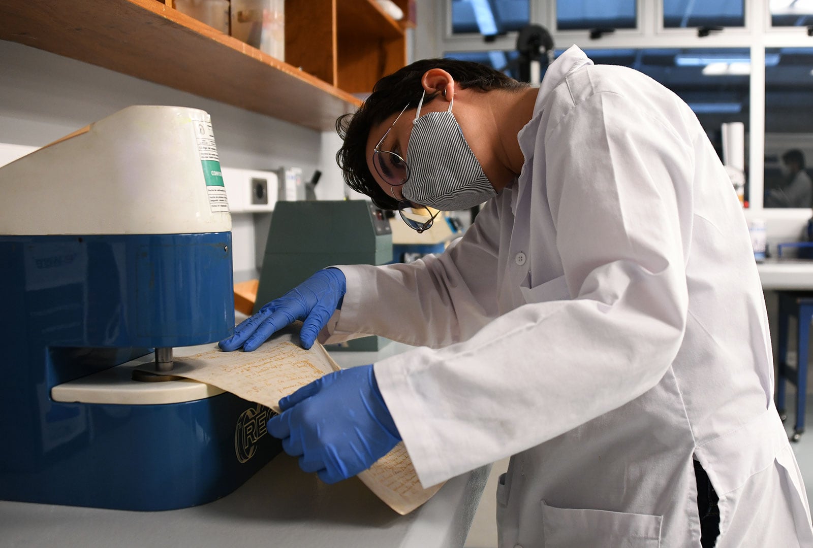 El Acta de la Independencia de Costa Rica, firmada el 29 de setiembre de 1821 fue restaurada en el 2021. La UCR con sus laboratorios realizaron análisis químicos, biológicos y físicos. En la foto la estudiante de la Escuela de Química y asistente en el Cicima, Paola Agüero Gamboa