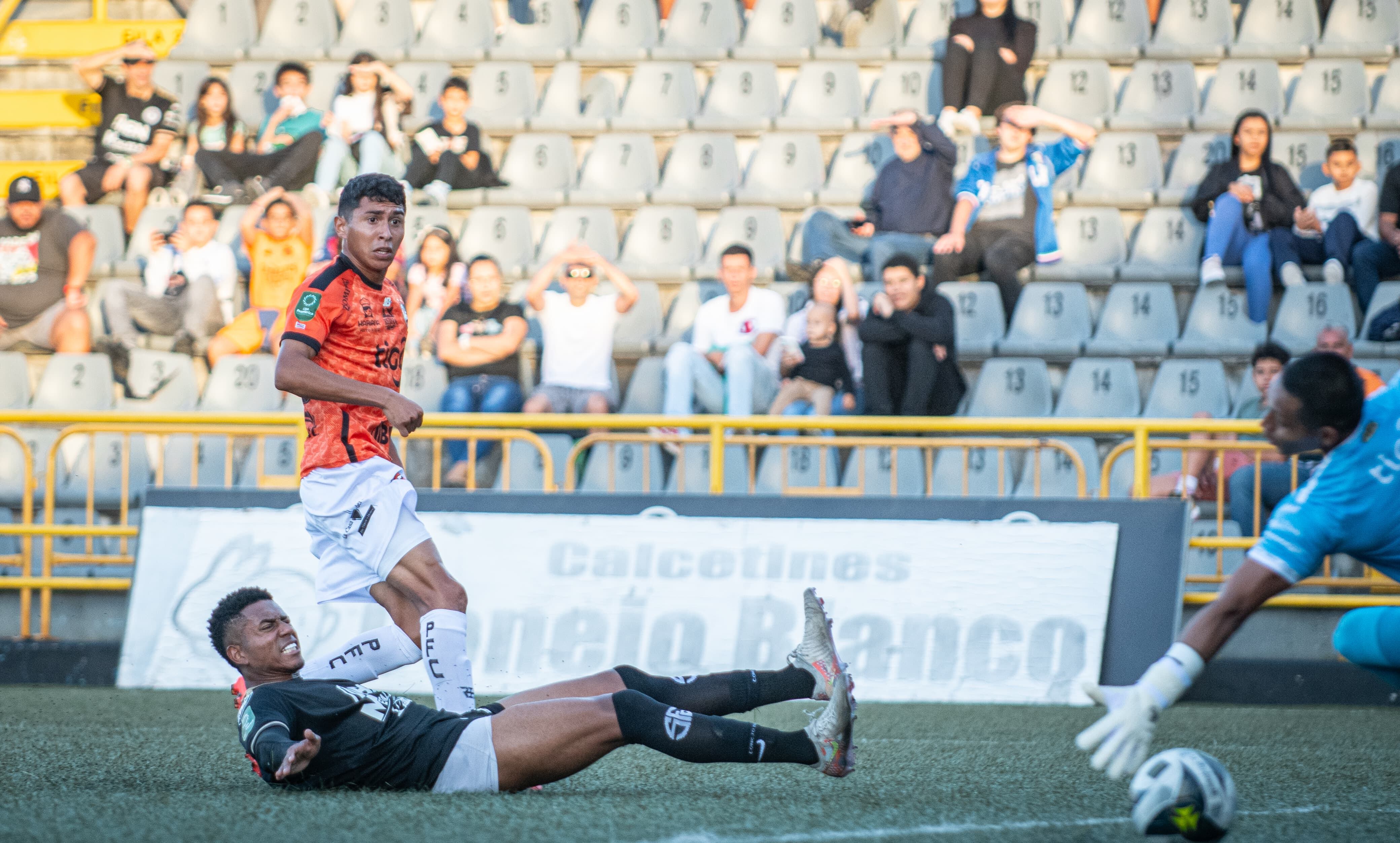Sporting FC-Puntarenas FC, estadio Ernesto Rohrmoser, jornada 8