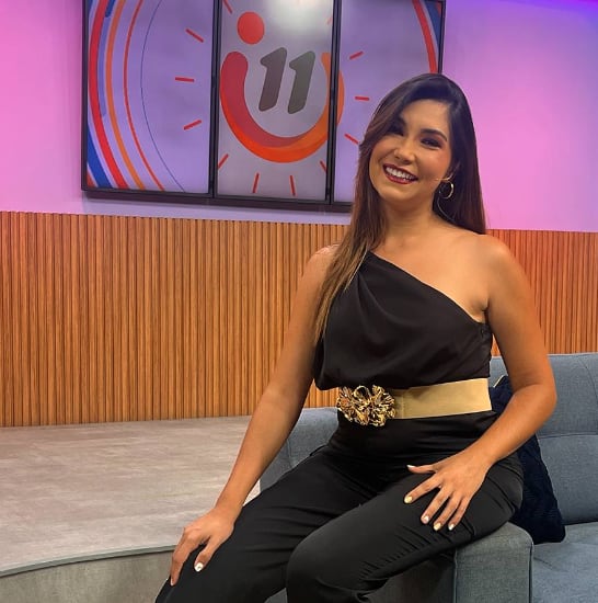 Ginnés Rodríguez posando para la cámara usa vestido largo en tono azul y blanco y en otra foto un traje negro de pantalón.