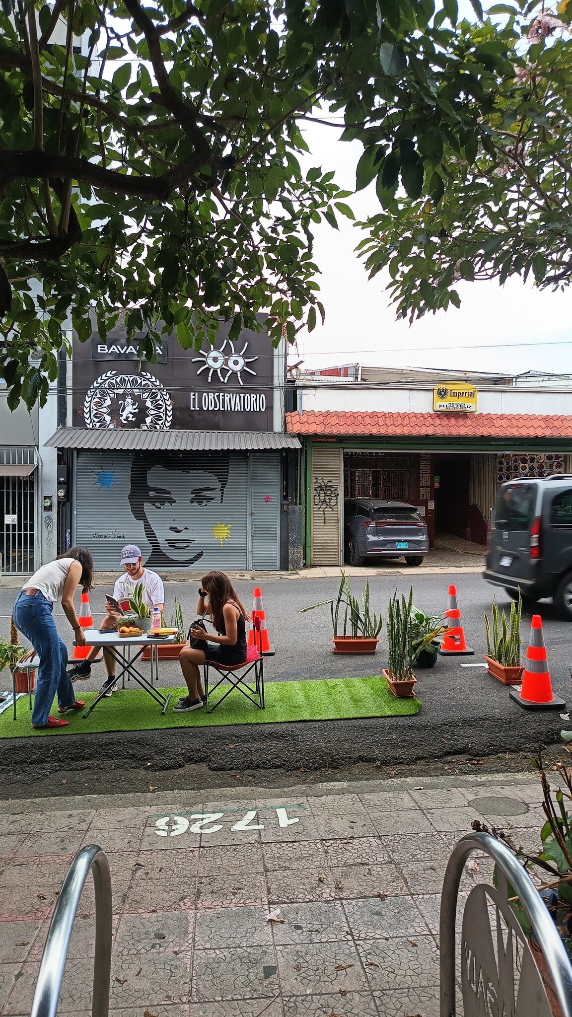Un grupo de personas colocaron una mesa, sillitas y hasta una alfombra en el espacio de parqueo sobre una calle en San José y provocaron todo un alboroto en redes sociales.