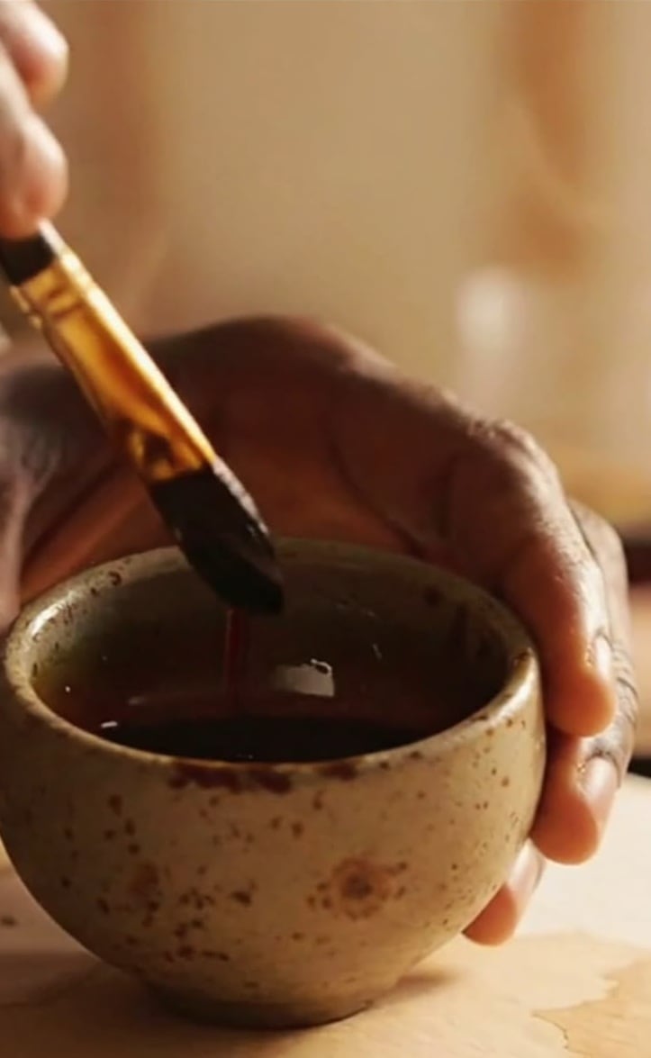Jonathan García dibuja desde los 7 años y hace apenas un mes dejó su trabajo fijo para vivir de los retratos que pinta con tinta hecha a base de café