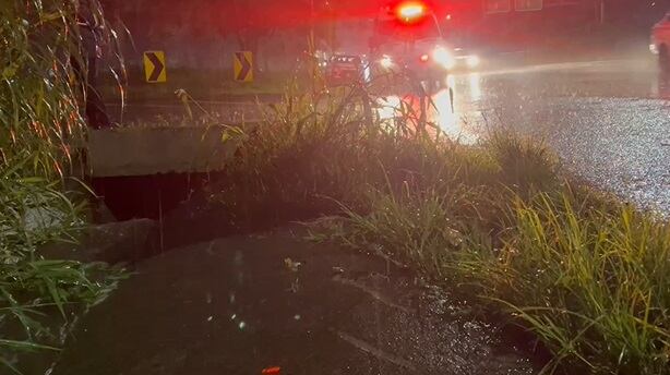 Hombre desaparece al caer en alcantarilla en Llorente.