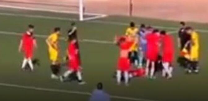 Jugador Wassim Jazzar, jugador del fútbol de Argelia, muere a los 17 años tras recibir una patada en su abdomen.