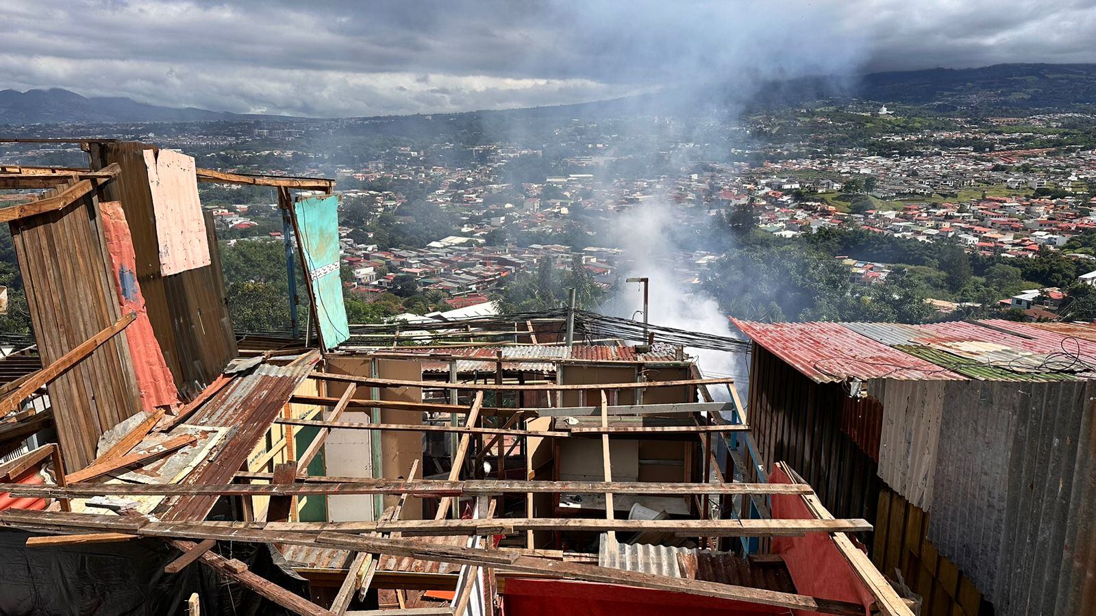 Incendio en desalojo en Curridabat