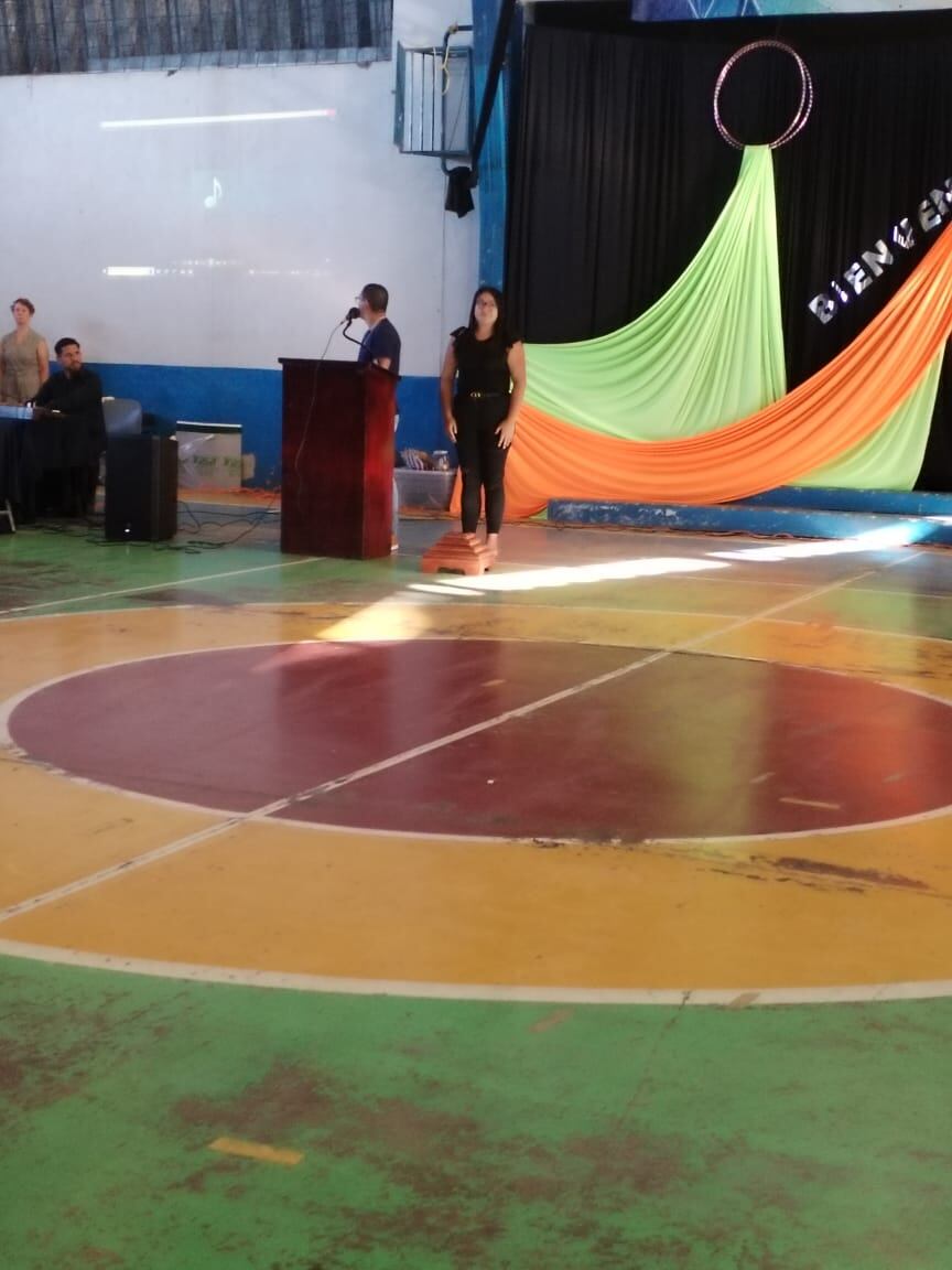 Una madre de familia denunció que a su hijo y otros estudiantes sordos no le dan los apoyos que necesitan para el curso lectivo.