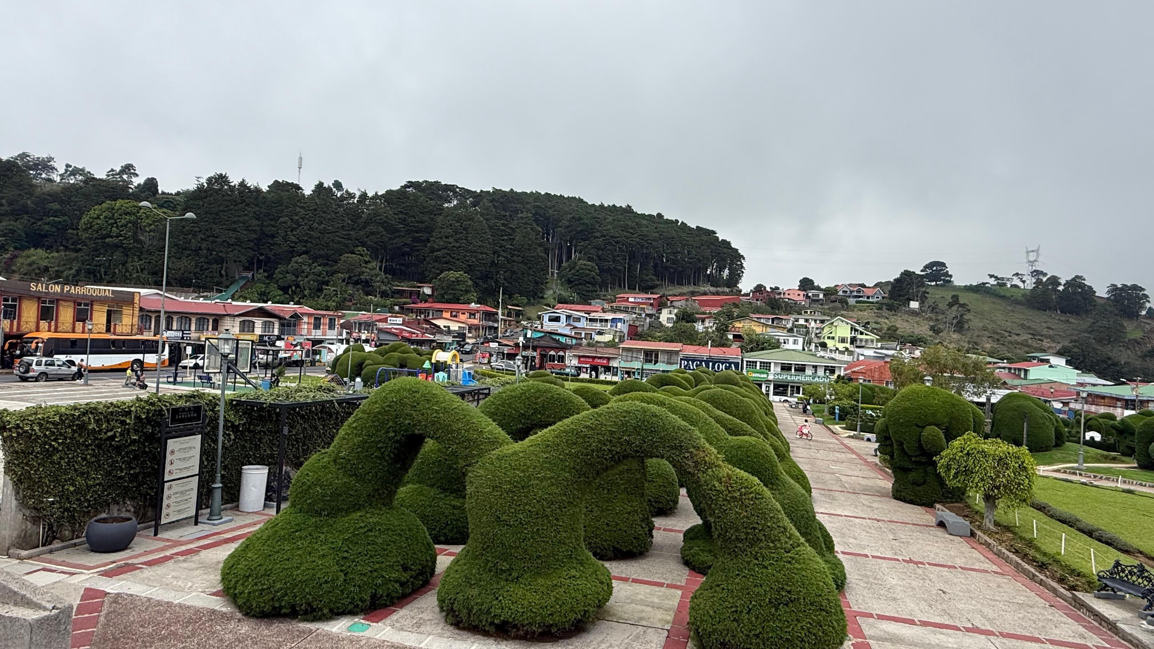 Don Víctor Acuña aprendió durante años junto a don Evangelista, creador de las famosas esculturas de ciprés y hoy cuida el legado del jardinero que hizo del parque de Zarcero un símbolo de Costa Rica
