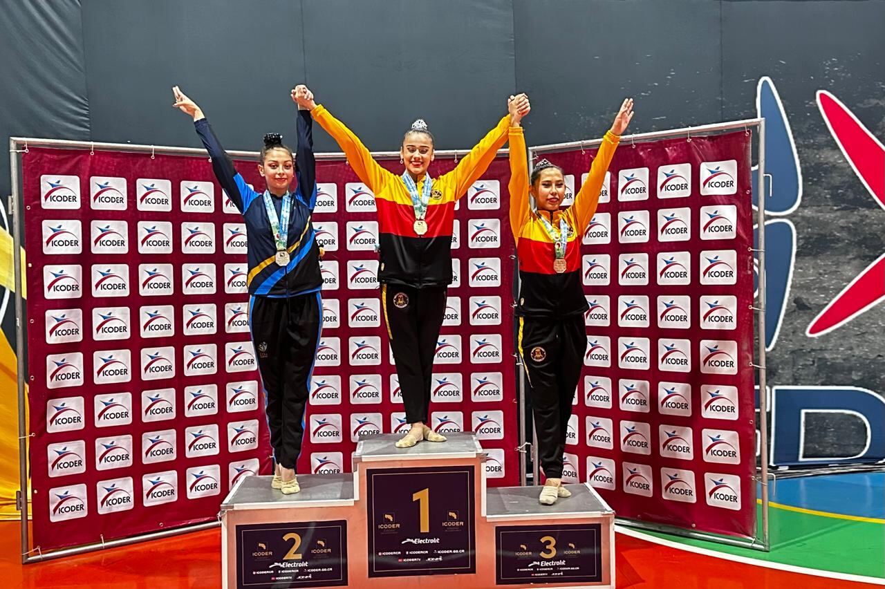 En el Nivel 9 de la gimnasia de Limón 2026 destacó la herediana Gloriana Sánchez con dos preseas de oro en aro y pelota (al centro), la medalla de plata en ambos aparatos fue para Galilea Álvarez de Desamparados y el bronce para Alexa Baltodano de Heredia.