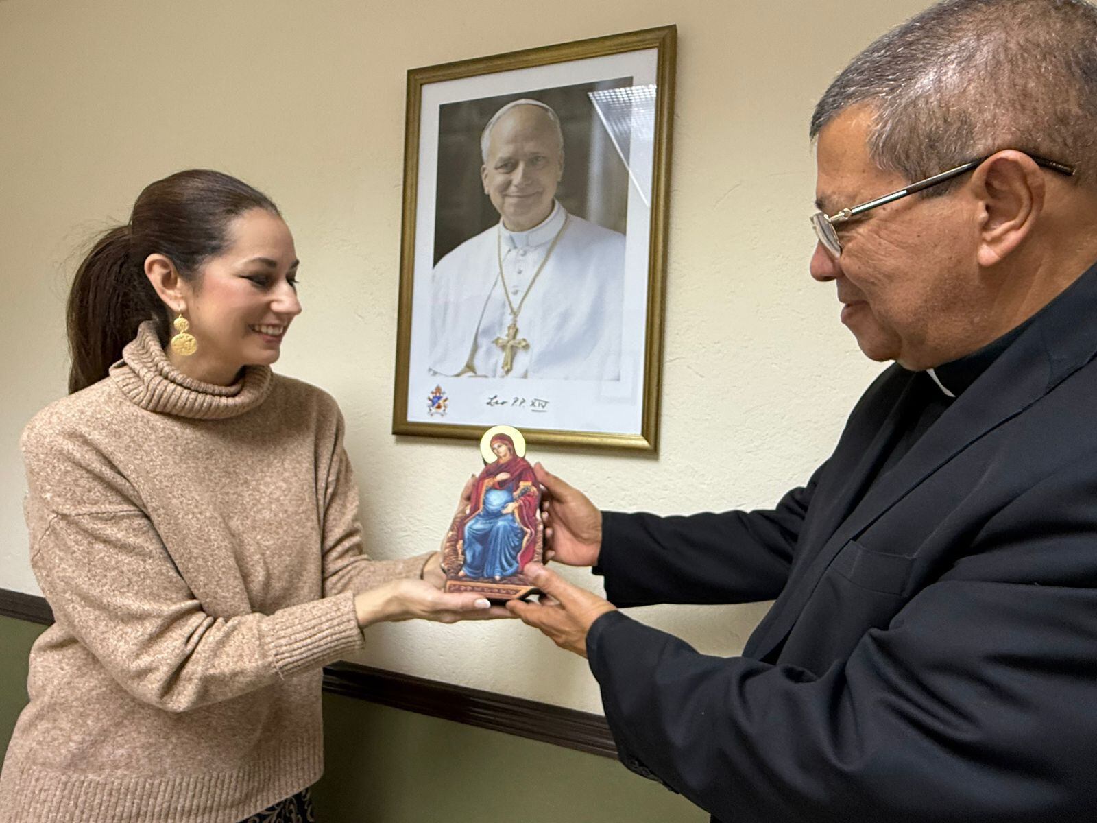 El papa León XIV bendecirá, el 15 de diciembre del 2025, un pesebre llamado Gaudium (Gozo) de la artista sacra costarricense Paula Sáenz el cual se exhibirá en el aula Paulo VI del Vaticano. En la foto el presidente de la Conferencia Episcopal de Costa Rica monseñor Javier Román Arias recibe imagen de la virgencita embarazada de manos de la artista Paula Sáenz.