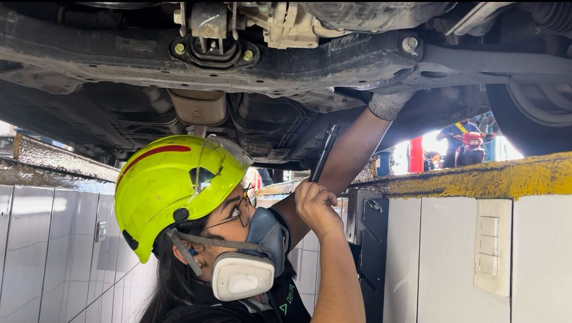 Rebeca Arias, mecánica de Dekra