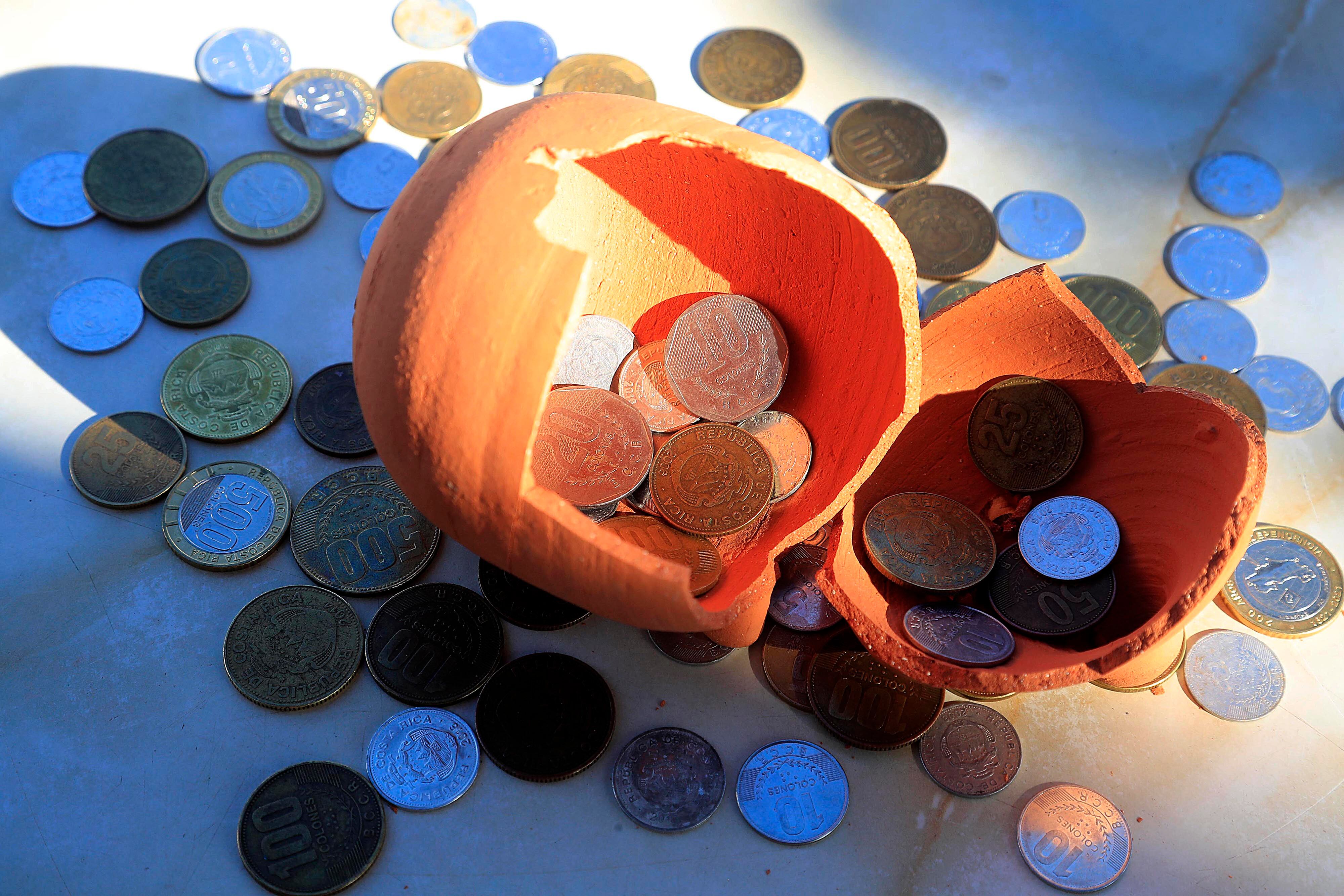 02/01/2024 Fotografías conceptuales para temas: Dinero; Ahorro; Pensión; Pensiones; Plan de retiro; Fondos del ROP; Presupuestos; Operadoras de pensiones; Retiro; Fondos de pensión; Inversión; Monedas; Alcancía; Negocios; Dinero en efectivo; IVM; Colones; Plata; Hacienda; Jubilación; Capital; Finanzas; Gasto; Economía y finanzas; Riqueza. Foto: Rafael Pacheco Granados