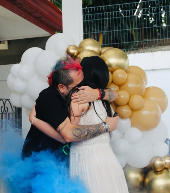 LuisGa Loría y su prometida Mónica Barboza se enteraron que tendrán un niño en unos meses.