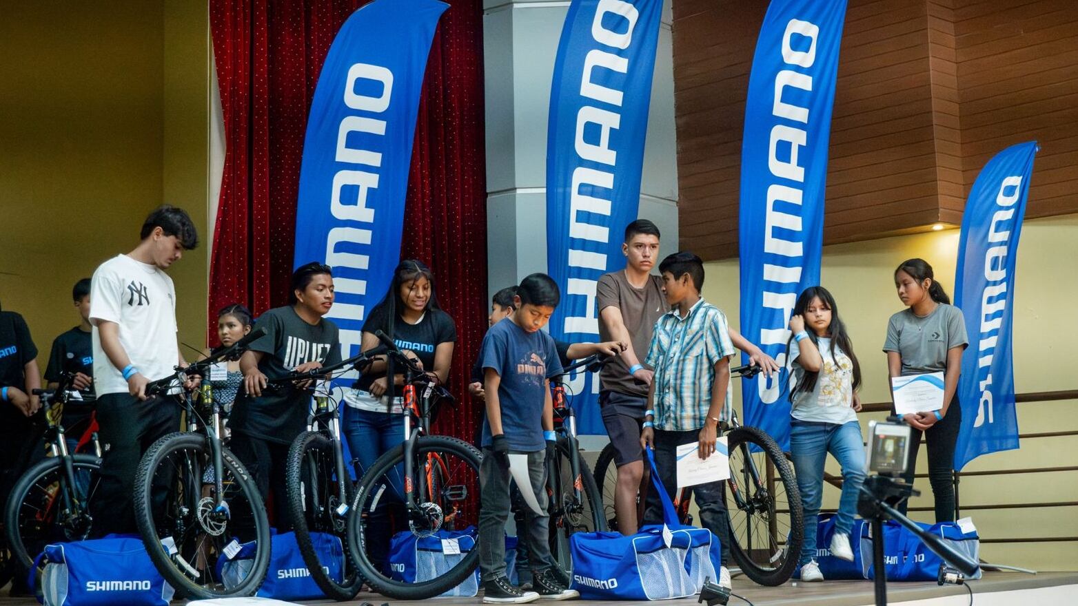 Cien niños y jóvenes de la etnia cabécar, ubicada en Alto Chirripó, recibieron una super bicicleta que está especialmente fabricada para el barro y los malos caminos.