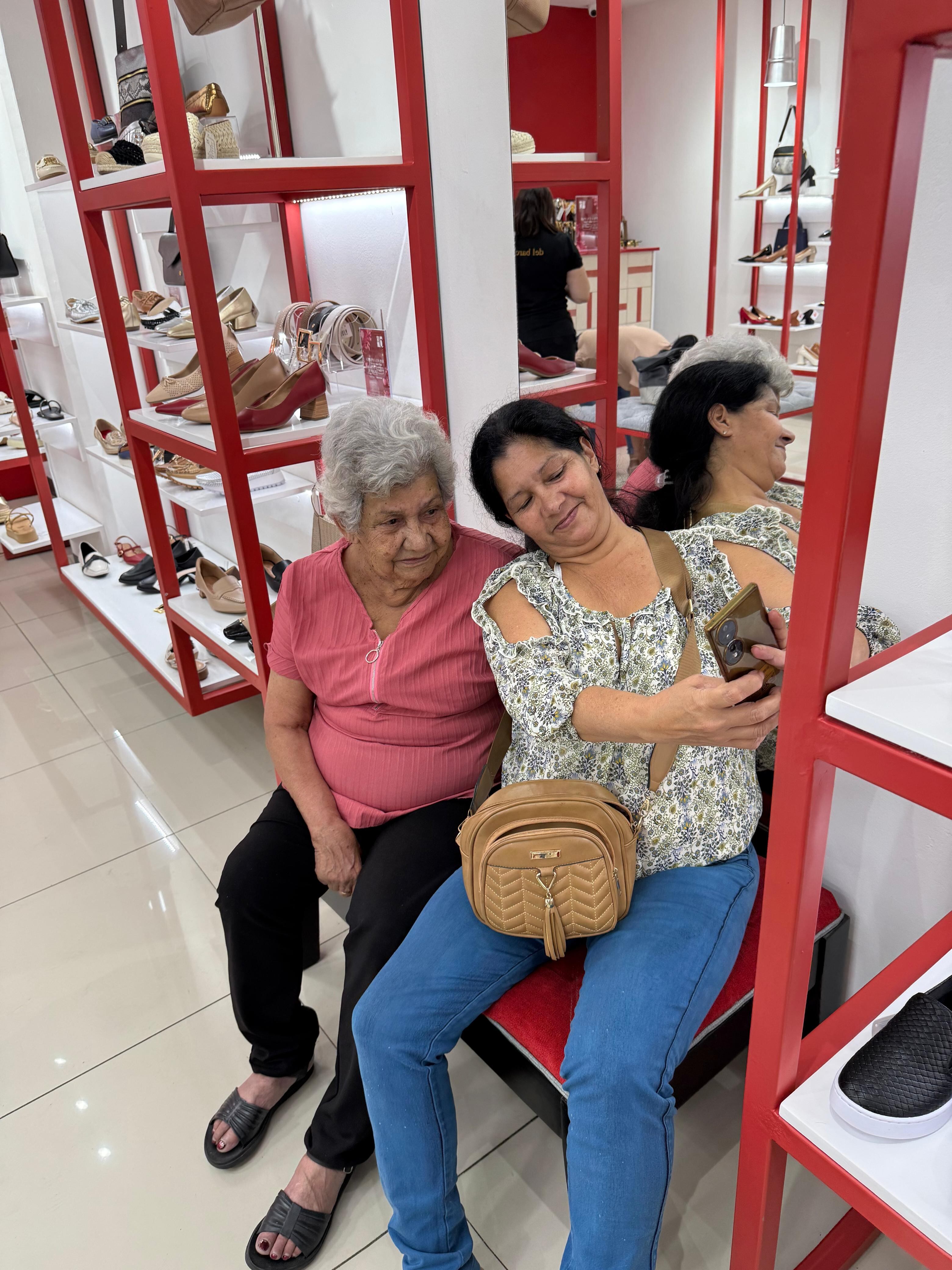 Miriam Ramírez Oliva, tiene 81 años (en noviembre cumplirá 82) y es madre de siete hijas, todas mujeres, fue seleccionada para ser chineada como reina por un día con nuestra promoción ¡Gracias mamá!